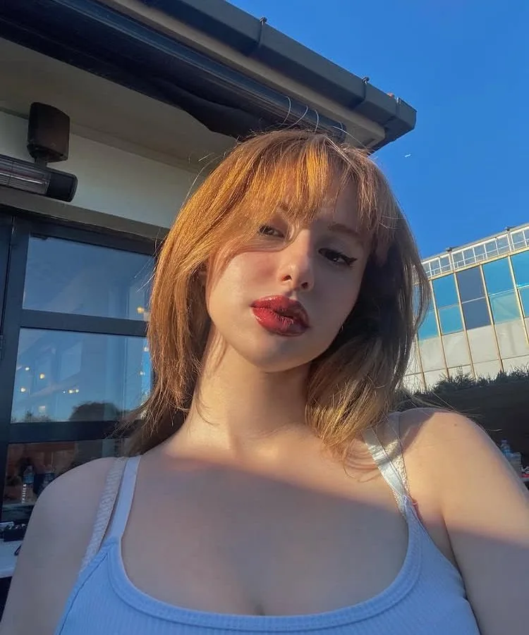 Özlem - Ataşehir Escort